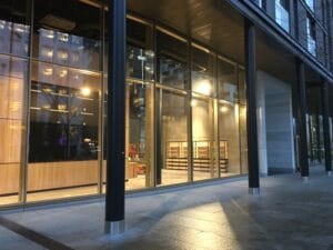 Glassfasade med store vindusflater