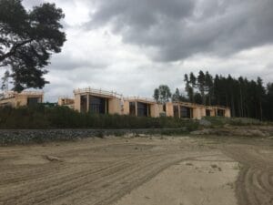 Mange moderne Hytte med fasade, foldedør, dør og vinduer