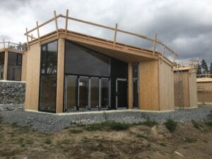 Glassfasde med foldedør og ingang dør