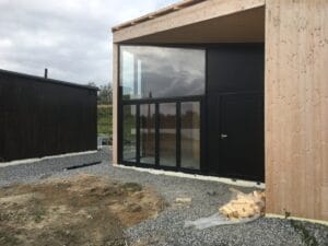 Glassfasade med foldedør og dør fra Shucho