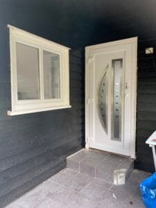 Dører i Fredrikstad – moderne ytterdør montert