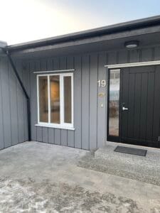 Modern stil med PVC vindu og Tredør med sidefelt