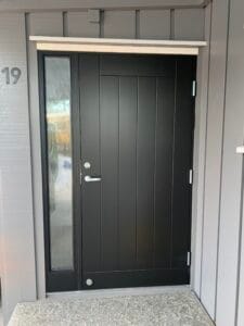 Modern Tre dør med sidefelt og smart lås