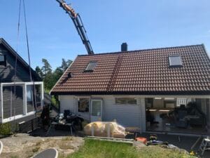 heveskyvedør montering i laget åpning