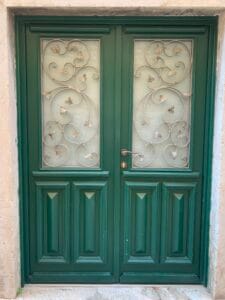 Stilig gamldags dør