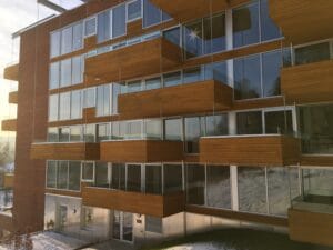 Fasade med vinduer, dører og skyvedører